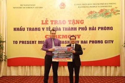 Hải Phòng tặng 1 triệu chiếc khẩu trang y tế cho một số nước trên thế giới