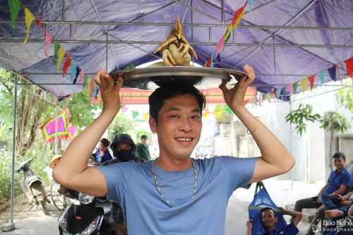 Người dân quê lúa Yên Thành đội cỗ xôi gà đi cúng trong ngày Tết Đoan Ngọ