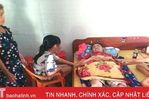 Xót xa cảnh mẹ già bạo bệnh chăm con trai bại liệt, lo 2 cháu nội đến trường