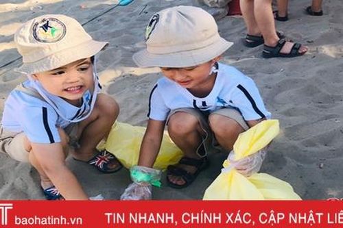 Các bé Trường Mầm non Trung Kiên ra quân bảo vệ môi trường