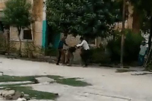 Người phụ nữ bị 2 gã đàn ông đánh đập dã man giữa đường, thái độ của nhân chứng còn đáng phẫn nộ hơn