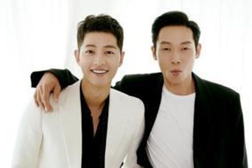 Song Joong Ki và thánh 'cà khịa' Son Ye Jin vui vẻ đạp xe cùng nhau