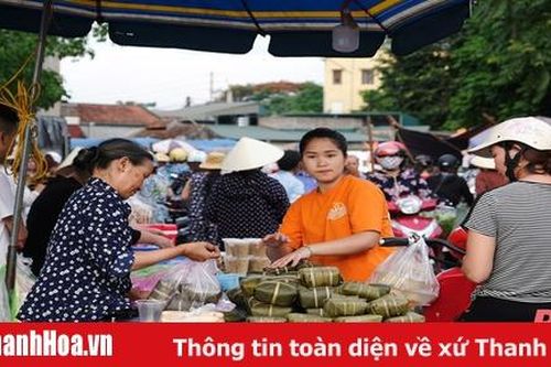 Người dân TP Thanh Hóa mua sắm thực phẩm ngày Tết Đoan Ngọ