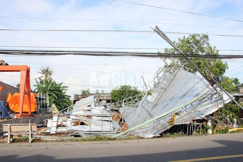 Mưa giông, lốc xoáy làm sập và tốc mái hơn 180 căn nhà ở Chợ Mới