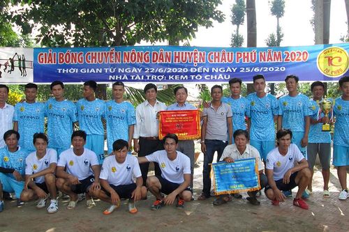 Trao giải Giải bóng chuyền nông dân huyện Châu Phú năm 2020