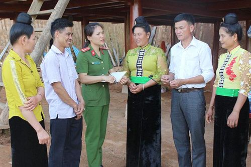 Nữ công an xung phong về cơ sở