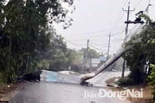Mưa lốc làm nhiều căn nhà bị tốc mái , mất điện và mất thông tin liên lạc nhiều giờ liền