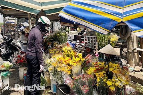 Thị trường hoa cúng, cơm rượu, trái cây hút hàng dịp Tết Đoan Ngọ