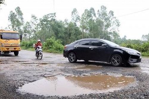 Đường tỉnh 325B... 'hành' người và phương tiện tham gia giao thông!