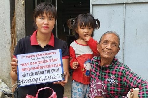 Tặng quà người khuyết tật, trao nhà tình thương
