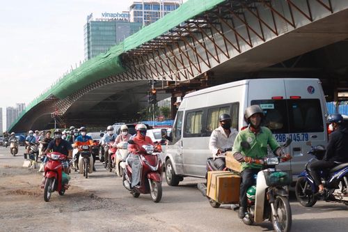 Hà Nội: Xuất hiện 'điểm đen' ùn tắc tại đường Nguyễn Văn Huyên trong những ngày nắng nóng