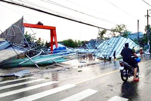 Mưa giông, lốc xoáy gây thiệt hại 180 căn nhà
