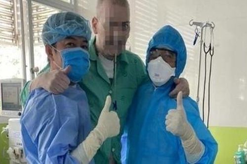 Phi công người Anh tự đứng dậy tập đi