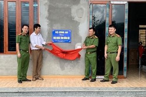 Công an Bắc Kạn bàn giao nhà 'Nghĩa tình đồng đội'
