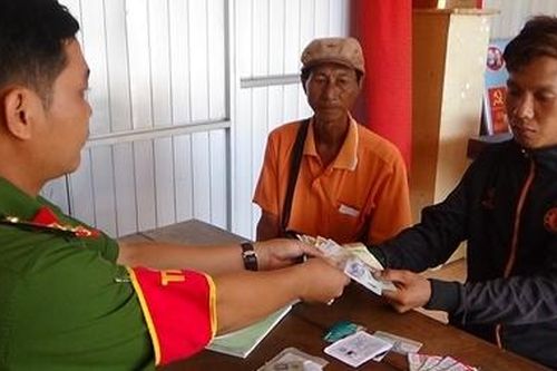 Người đàn ông bán vé số nhặt được ví tiền tìm trả người đánh rơi