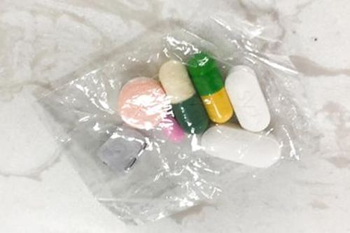Lấy thuốc đau họng của mẹ cho con uống, bé trai suýt mất mạng