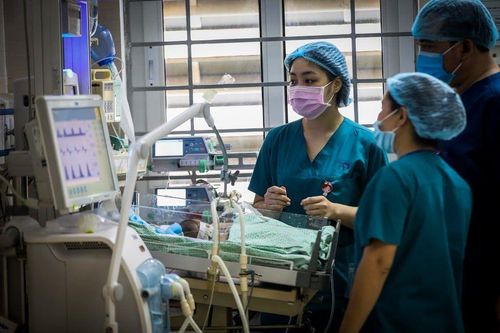 Bé sơ sinh bị bỏ rơi dưới hố ga viêm phổi nặng, phải dùng 4 loại kháng sinh
