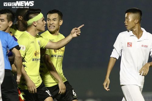 Hết chửi trọng tài lại dọa nhân viên y tế: Hà Nội FC xấu xí đến bao giờ?