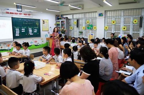Tích cực hỗ trợ giáo viên dạy sách mới