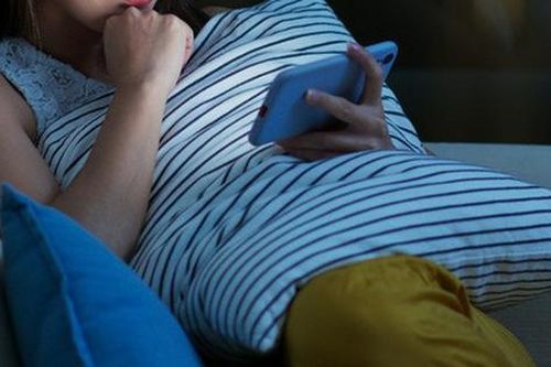 Xem phim 3 ngày liên tiếp, hôm sau lại đi massage, bác sĩ chẩn đoán cô gái 20 tuổi có nguy cơ đột tử