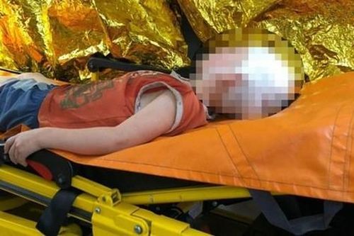 Làm nũng đòi ngồi lên đùi cha dượng, bé trai 5 tuổi bị ném thẳng ra khỏi cửa sổ chung cư, hành động của người mẹ sau đó càng gây phẫn nộ