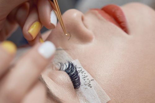 Đánh đập, giết hại động vật để sản xuất lông mi giả cho phụ nữ