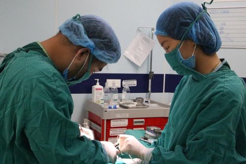 Bé trai rách 5 cm vòm miệng vì nghịch đũa