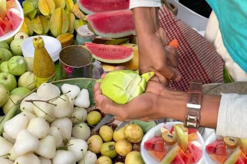 Màn cắt ổi nhanh như ninja trong chợ đêm Đài Loan
