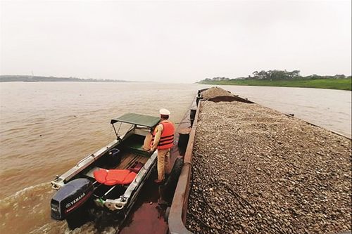 Vấn nạn cát tặc: Một dòng sông hai chính sách