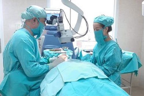 Cấp cứu một trường hợp bị mảnh sắt gãy từ lưỡi cưa cắt gạch ghim vào mắt