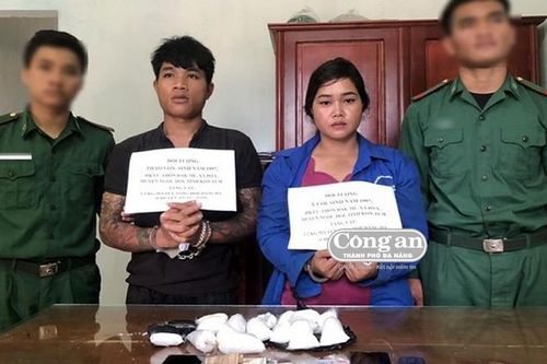'Cõng đá' qua biên