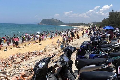 Hàng vạn người đổ ra biển tắm cầu may