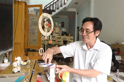 Thầy giáo sáng chế hơn 30 mô hình từ vật liệu tái chế