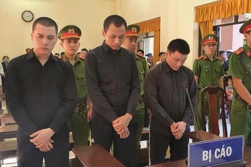 'Xử' vợ hờ của cha, nam thanh niên dắt bạn vào tù