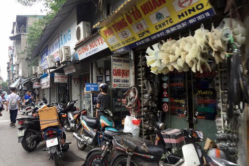 Chợ trời ở Hà Nội: Tấp nập mua bán, lấn chiếm lòng đường