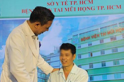 Người đàn ông suýt mù vì khối u đầy mủ ở hốc mắt