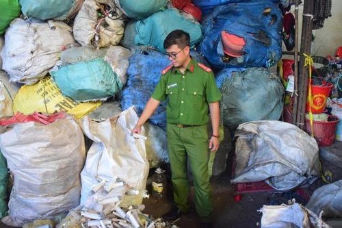 Phát hiện rác thải y tế, ống nghiệm dính máu tại cơ sở thu mua phế liệu