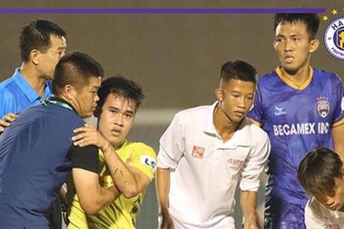 Cầu thủ Hà Nội bị ném lên cáng dính chấn thương nặng; Việt Nam nguy cơ mất Công Phượng ở AFF Cup