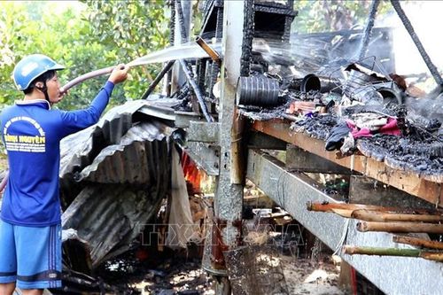 Nhà sàn bị thiêu rụi, một người tử vong