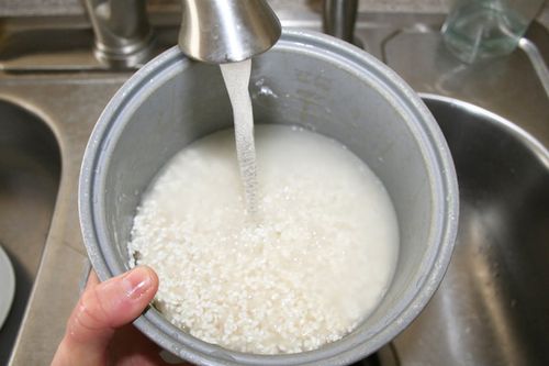 Vo gạo 3 lần khi nấu cơm là dại: Sai lầm khiến món ăn của bạn mất sạch chất, ăn nhạt kém ngon