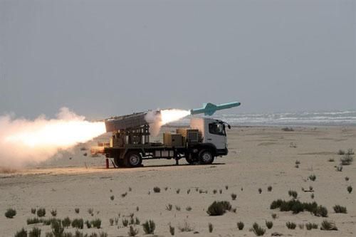 Iran bắn tên lửa diệt hạm tầm xa khi cảnh báo Mỹ
