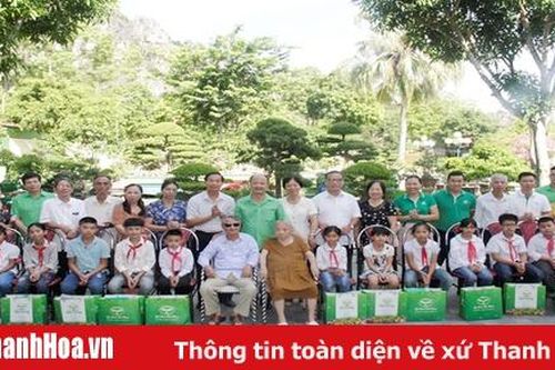 Công ty CP Công Nông nghiệp Tiến Nông nhận đỡ đầu thêm 15 trẻ mồ côi