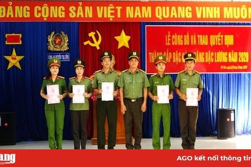 51 cán bộ, chiến sĩ công an huyện Tri Tôn được thăng cấp bậc hàm, tăng lương