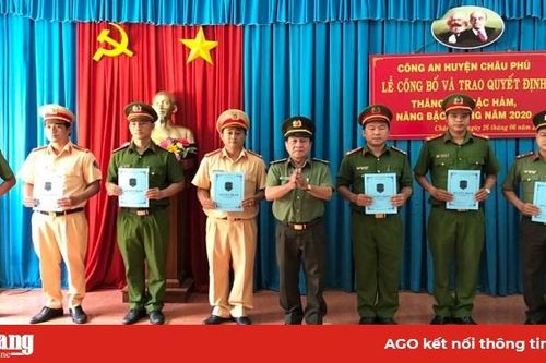58 cán bộ, chiến sĩ Công an Châu Phú nhận quyết định thăng cấp bậc hàm, nâng bậc lương