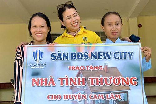 Trao nhà tình thương cho phụ nữ nghèo