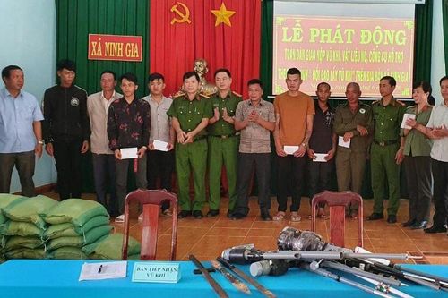 Thu hồi nhiều vũ khí tại xã Ninh Gia và Tà Năng từ mô hình ''đổi gạo lấy vũ khí''