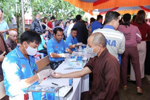 Đắk Nông : Gần 100 chư Tăng, Phật tử hiến máu nhân đạo