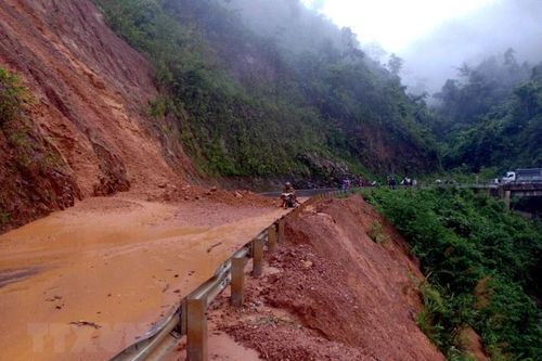 Mưa lớn kéo dài ở Lai Châu, nhiều tuyến đường bị sạt lở