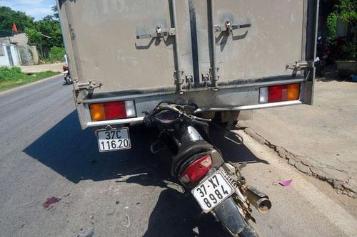 Vừa chạy xe máy vừa nghe điện thoại, tông vào xe tải nguy kịch