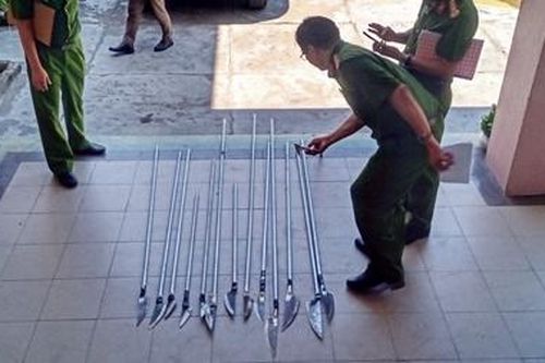 Ngăn chặn vụ hỗn chiến, lộ thêm 'kho' dao phóng lợn